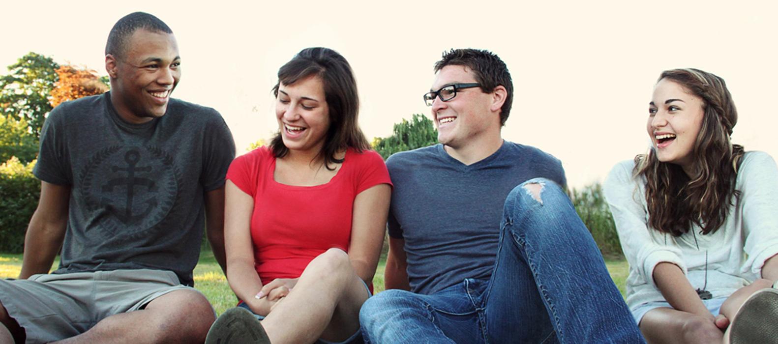 Foto: vier Jugendliche, die lachen