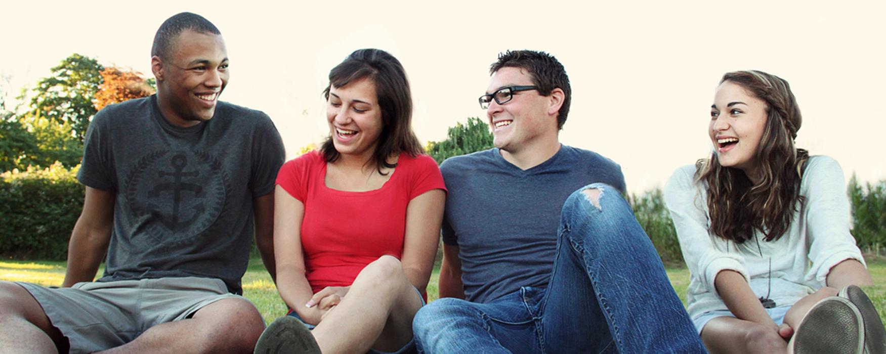 Foto: vier Jugendliche, die lachen