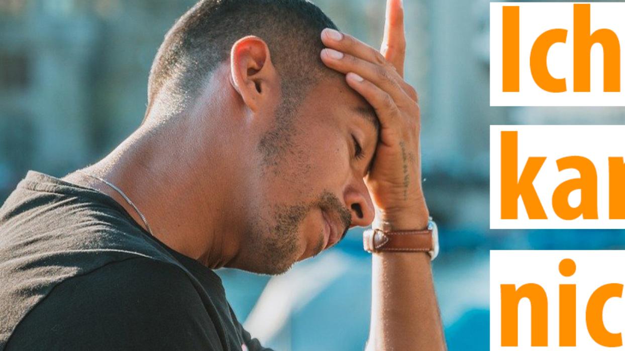 Foto: Mann sitzend und verzweifelt mit Schriftzug 'Ich kann nicht mehr'