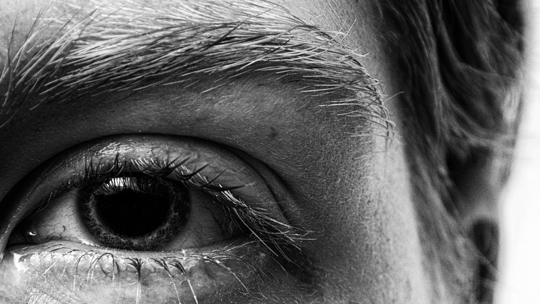 Foto: Auge mit Träne in schwarz weiß
