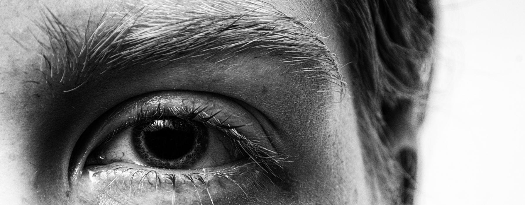 Foto: Auge mit Träne in schwarz weiß