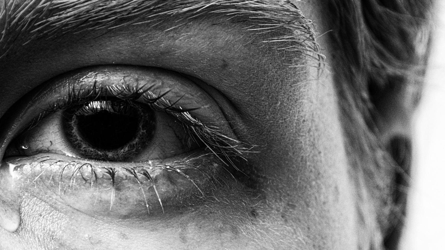 Foto: Auge mit Träne in schwarz weiß