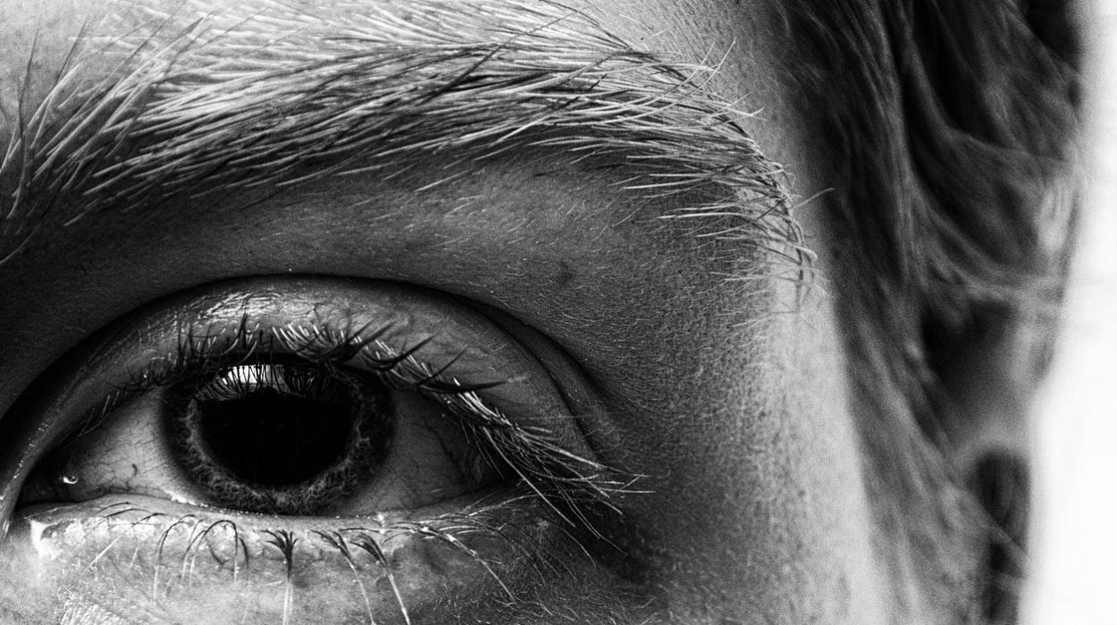 Foto: Auge mit Träne in schwarz weiß