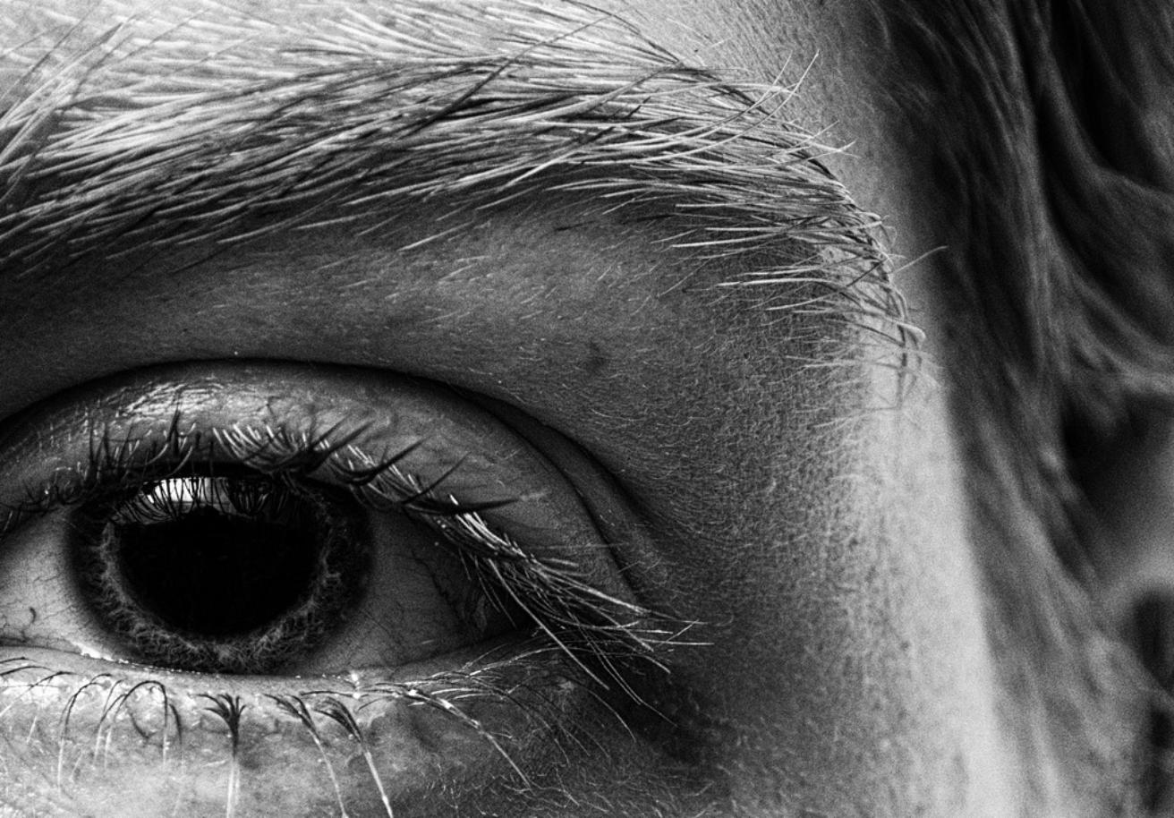 Foto: Auge mit Träne in schwarz weiß