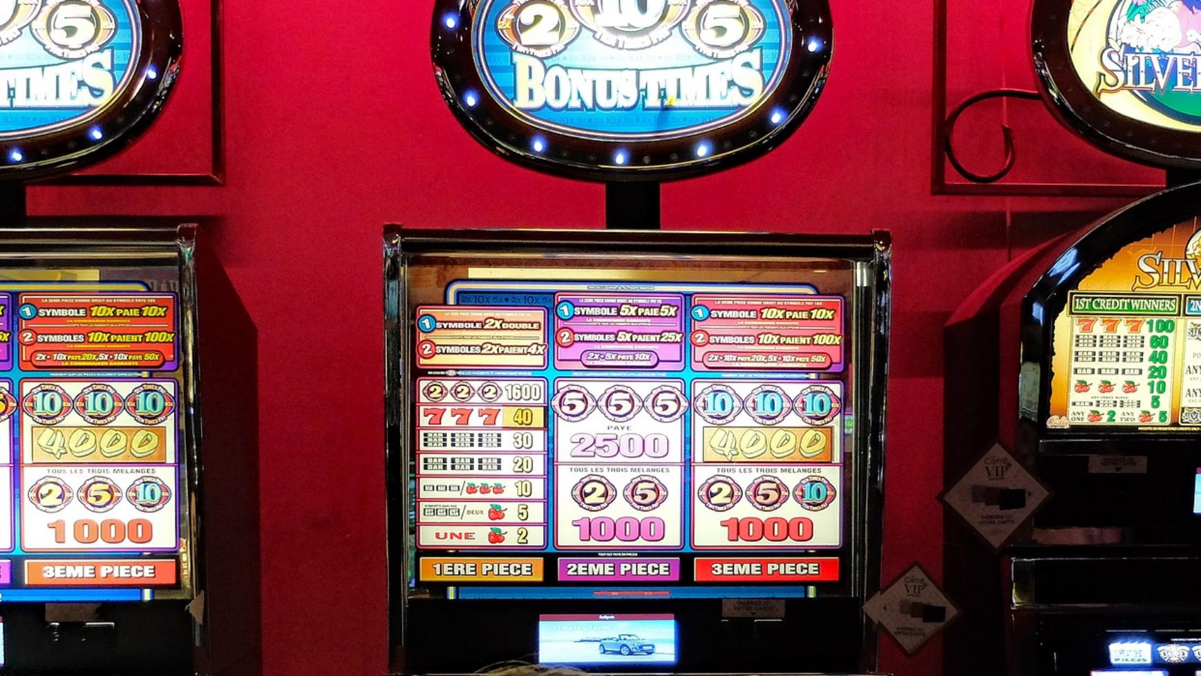 Foto: mehrere Glücksspielautomaten