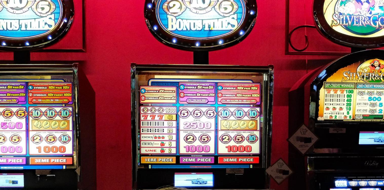 Foto: mehrere Glücksspielautomaten