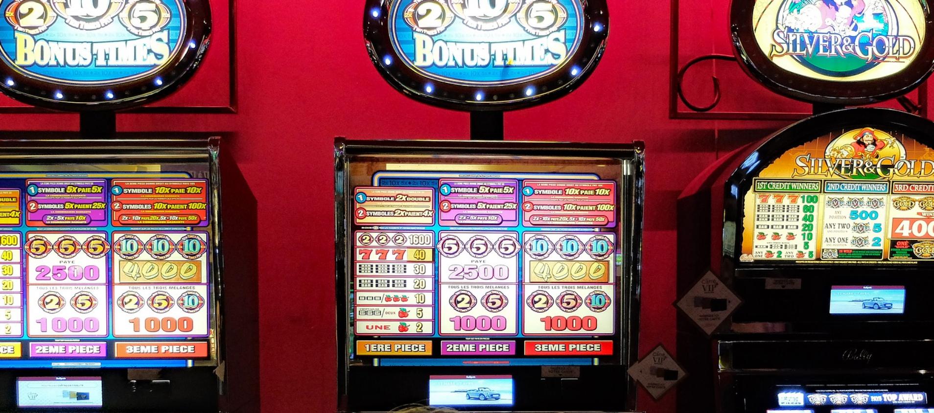 Foto: mehrere Glücksspielautomaten