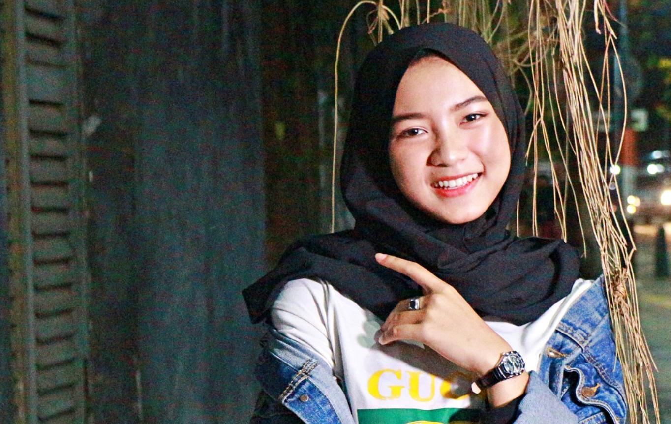 Foto: Mädchen lachend mit Hijab