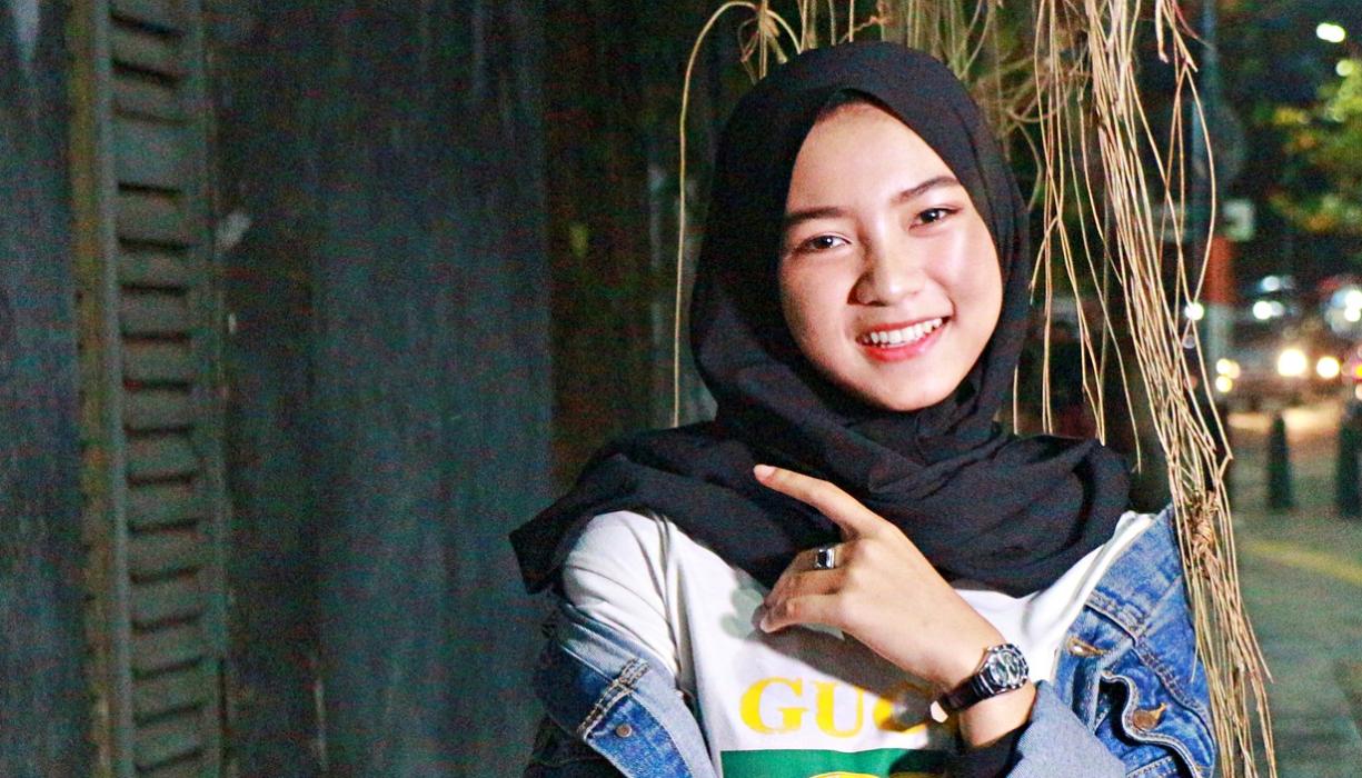 Foto: Mädchen lachend mit Hijab
