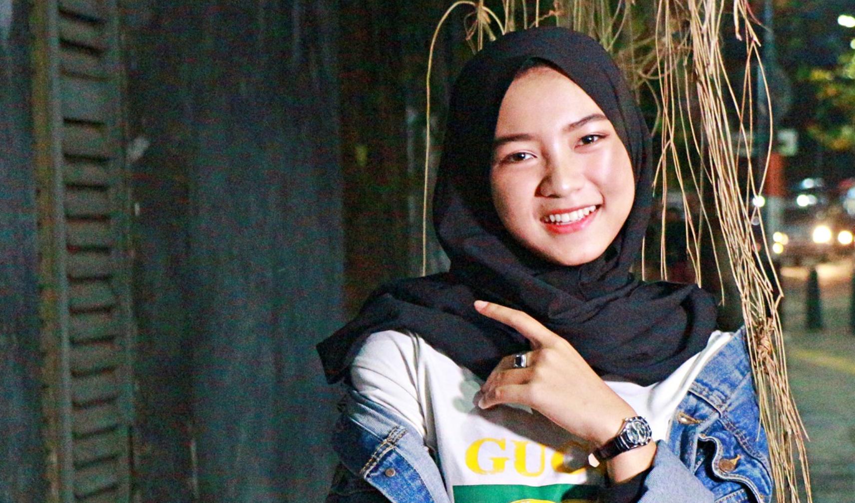 Foto: Mädchen lachend mit Hijab