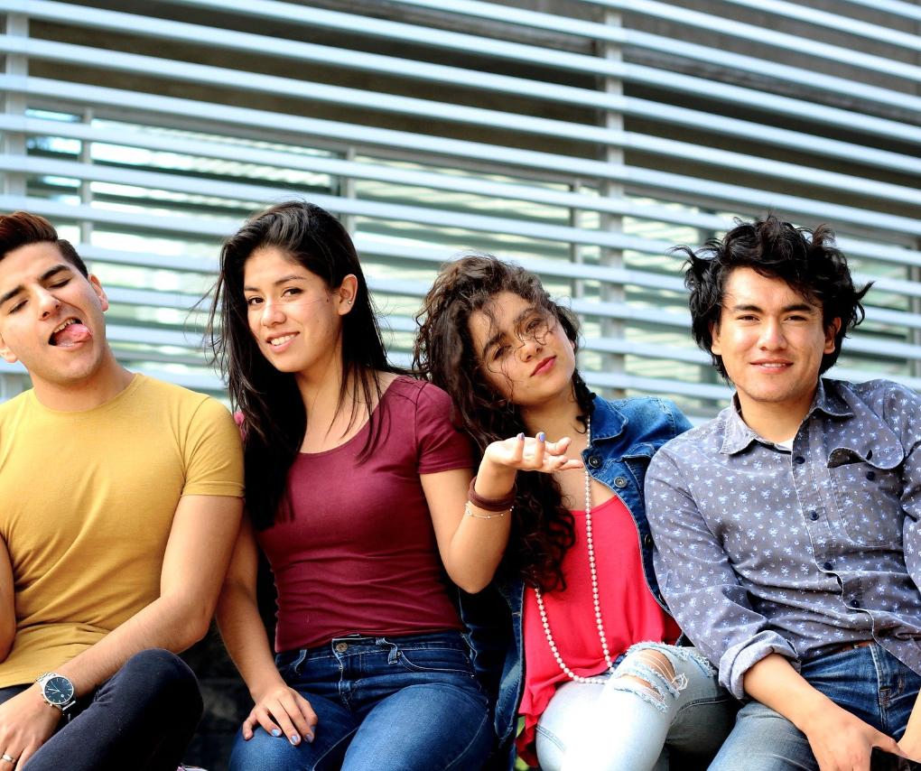 Foto: vier lachende Jugendliche / junge Erwachsene