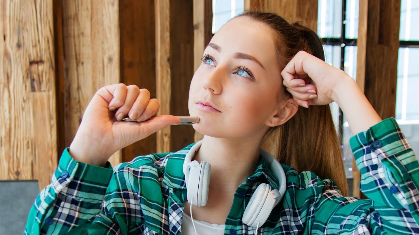 Foto: Junge Frau (Studentin) am lernen