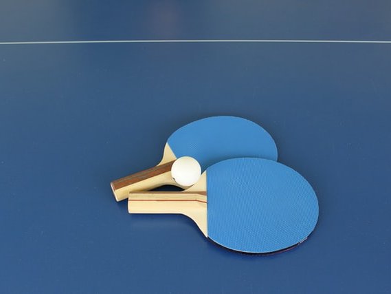 Tischtennis-Schläger (c) unsplash.com