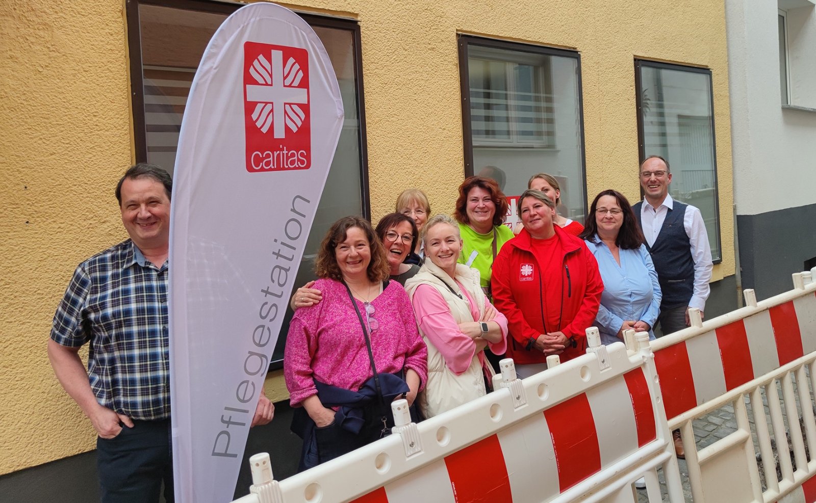 Mitarbeiter vor der neuen Pflegestation in Bad Münstereifel