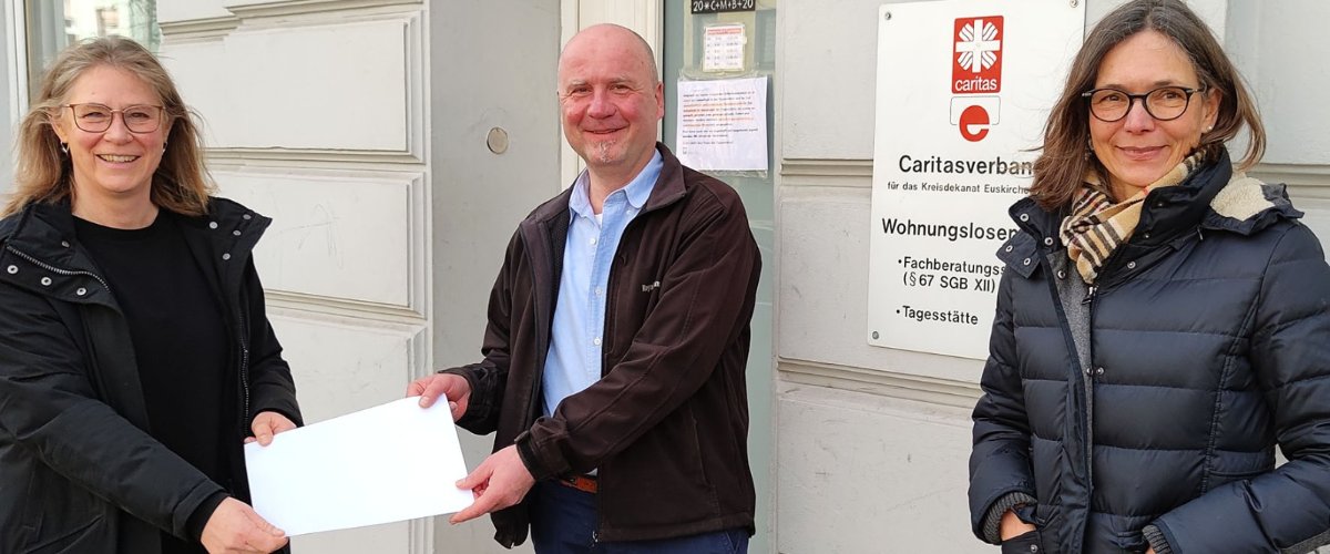 Pastor Markus Pfitzer überreicht Spende an Caritas Euskirchen