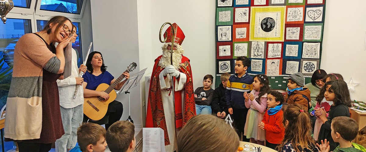 Musik und Nikolaus verzauberten kleine und große Gäste im Café International