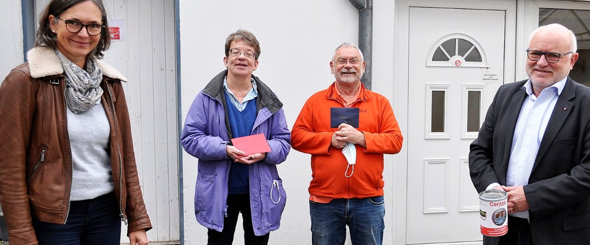 Sabine und Dieter Renner helfen mit Qigong im Park Menschen in Not
