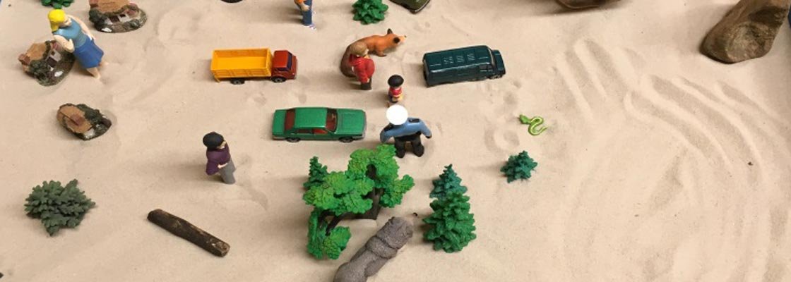 Sandkästen und Figuren für die Sandspieltherapie mit traumatisierten Flüchtlingskindern und Jugendlichen
