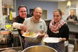Der gelernte Koch und neue Schützenkönig der St. Sebastianus Schützenbruderschaft, Stefan Räker (Mitte), seine Königin Marie Leifeld und Adjudant Andreas Berg kochten im Caritas-Tagestreff für wohnungslose Menschen Der gelernte Koch und neue Schützenkönig der St. Sebastianus Schützenbruderschaft, Stefan Räker (Mitte), seine Königin Marie Leifeld und Adjudant Andreas Berg kochten im Caritas-Tagestreff für wohnungslose Menschen