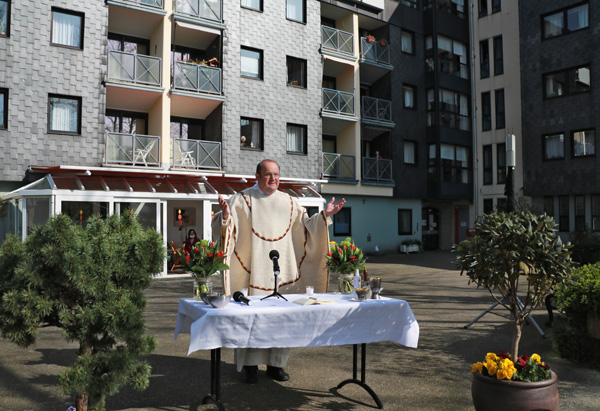 Msgr Ullmann feiert Messe im Caritas-Altenstift