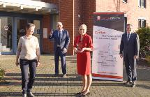 Endlich bei der Caritas im Rhein-Kreis Neuss angekommen: der Gesundheitspreis 2020 der BGW. Es freuen sich (von links): Anke Kuthe, Leiterin Stationäre Pflege, Hans W. Reisdorf, Vorstandsvorsitzender, Lydia Wisner, Einrichtungsleitung Caritashaus Hildegundis von Meer, und Marc Inderfurth, Vorstand. � Peter Wirtz Endlich bei der Caritas im Rhein-Kreis Neuss angekommen: der Gesundheitspreis 2020 der BGW. Es freuen sich (von links): Anke Kuthe, Leiterin Stationäre Pflege, Hans W. Reisdorf, Vorstandsvorsitzender, Lydia Wisner, Einrichtungsleitung Caritashaus Hildegundis von Meer, und Marc Inderfurth, Vorstand. � Peter Wirtz