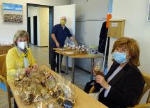 Insgesamt sieben Ehrenamtliche des „Büttger Treffs“ überraschten ihre Stammgäste, andere engagierte Ehrenamtliche und Büttger Geschäftsinhaber mit selbstgebackenen Plätzchen. Im Bild (von links nach rechts): Gisela Küster, Fritz Dübbers und Evelyn Pajer. � Caritasverband Rhein-Kreis Neuss Insgesamt sieben Ehrenamtliche des „Büttger Treffs“ überraschten ihre Stammgäste, andere engagierte Ehrenamtliche und Büttger Geschäftsinhaber mit selbstgebackenen Plätzchen. Im Bild (von links nach rechts): Gisela Küster, Fritz Dübbers und Evelyn Pajer. � Caritasverband Rhein-Kreis Neuss