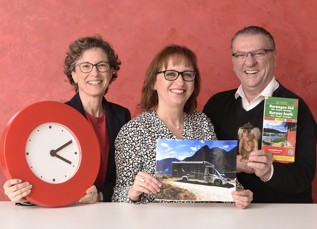 Fuhren dank des Lebensarbeitszeitkontos bei der Caritas im Rhein-Kreis Neuss in eine Auszeit nach Norwegen: Bertram Büchel und Karina Cyris (Mitte) mit Petra Hesse-Großmann, Leiterin Personalmanagement im Caritasverband. Fuhren dank des Lebensarbeitszeitkontos bei der Caritas im Rhein-Kreis Neuss in eine Auszeit nach Norwegen: Bertram Büchel und Karina Cyris (Mitte) mit Petra Hesse-Großmann, Leiterin Personalmanagement im Caritasverband.