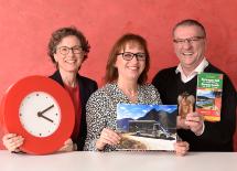 Fuhren dank des Lebensarbeitszeitkontos bei der Caritas im Rhein-Kreis Neuss in eine Auszeit nach Norwegen: Bertram Büchel und Karina Cyris (Mitte) mit Petra Hesse-Großmann, Leiterin Personalmanagement im Caritasverband. � Peter Wirtz Fuhren dank des Lebensarbeitszeitkontos bei der Caritas im Rhein-Kreis Neuss in eine Auszeit nach Norwegen: Bertram Büchel und Karina Cyris (Mitte) mit Petra Hesse-Großmann, Leiterin Personalmanagement im Caritasverband. � Peter Wirtz