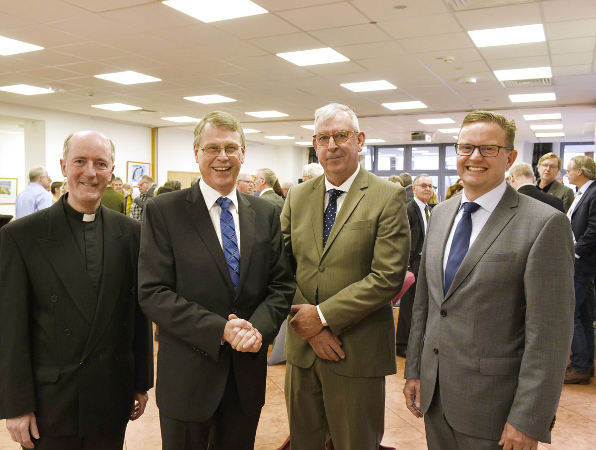 Verabschiedungsfeier beim Caritasverband Rhein-Kreis Neuss für den scheidenden Vorstandsvorsitzenden Norbert Kallen. Im Foto (von links): Kreisdechant Monsignore Guido Assmann, Vorstandsvorsitzender Norbert Kallen, Hans W. Reisdorf, Vorstand, und Marc Inderfurth, zukünftiger Vorstand des Caritasverbandes. Verabschiedungsfeier beim Caritasverband Rhein-Kreis Neuss für den scheidenden Vorstandsvorsitzenden Norbert Kallen. Im Foto (von links): Kreisdechant Monsignore Guido Assmann, Vorstandsvorsitzender Norbert Kallen, Hans W. Reisdorf, Vorstand, und Marc Inderfurth, zukünftiger Vorstand des Caritasverbandes.