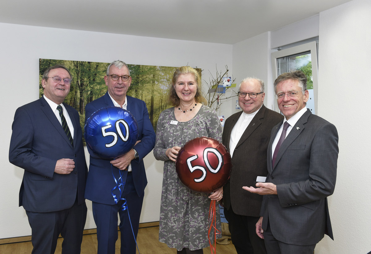 Tag der Begegnung in der Erziehungs- und Familienberatung Grevenbroich. Unter den Jubiläumsgästen waren Graf Bertram von Nesselrode, Stellvertretender Bürgermeister Grevenbroich, Caritasverband-Vorstand Hans-Werner Reisdorf, Leiterin der Beratungsstelle Birgit Röttgen, Pfarrer Hans Günter Korr und Landrat Hans-Jürgen Petrauschke (von links). Tag der Begegnung in der Erziehungs- und Familienberatung Grevenbroich. Unter den Jubiläumsgästen waren Graf Bertram von Nesselrode, Stellvertretender Bürgermeister Grevenbroich, Caritasverband-Vorstand Hans-Werner Reisdorf, Leiterin der Beratungsstelle Birgit Röttgen, Pfarrer Hans Günter Korr und Landrat Hans-Jürgen Petrauschke (von links).