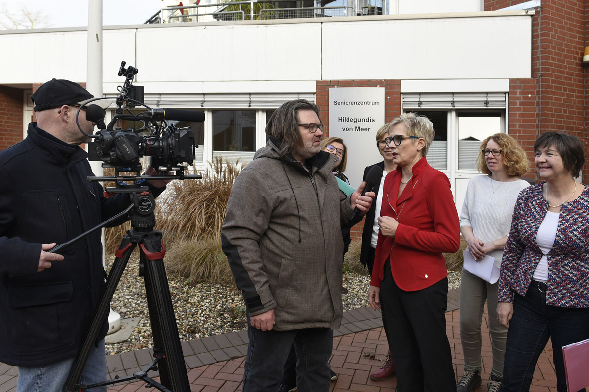 Schon etwas gewonnen: Für ihr sehr gutes Abschneiden beim Gesundheitspreis der BGW erhält die Caritas im Rhein-Kreis Neuss einen Imagefilm. Lydia Wisner, Einrichtungsleiterin des Caritashauses Hildegundis von Meer (rote Jacke), steht bei den Dreharbeiten Rede und Antwort. Schon etwas gewonnen: Für ihr sehr gutes Abschneiden beim Gesundheitspreis der BGW erhält die Caritas im Rhein-Kreis Neuss einen Imagefilm. Lydia Wisner, Einrichtungsleiterin des Caritashauses Hildegundis von Meer (rote Jacke), steht bei den Dreharbeiten Rede und Antwort.