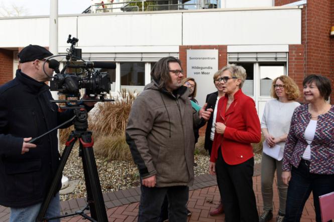 Für den ersten Platz beim Gesundheitspreis der BGW erhielt die Caritas im Rhein-Kreis Neuss neben 20.000 Euro einen Imagefilm. Lydia Wisner, Einrichtungsleiterin des Caritashauses Hildegundis von Meer (rote Jacke), stand bei den Dreharbeiten Rede und Antwort. Für den ersten Platz beim Gesundheitspreis der BGW erhielt die Caritas im Rhein-Kreis Neuss neben 20.000 Euro einen Imagefilm. Lydia Wisner, Einrichtungsleiterin des Caritashauses Hildegundis von Meer (rote Jacke), stand bei den Dreharbeiten Rede und Antwort.