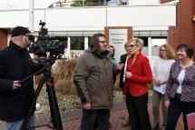 Für den ersten Platz beim Gesundheitspreis der BGW erhielt die Caritas im Rhein-Kreis Neuss neben 20.000 Euro einen Imagefilm. Lydia Wisner, Einrichtungsleiterin des Caritashauses Hildegundis von Meer (rote Jacke), stand bei den Dreharbeiten Rede und Antwort. � Peter Wirtz Für den ersten Platz beim Gesundheitspreis der BGW erhielt die Caritas im Rhein-Kreis Neuss neben 20.000 Euro einen Imagefilm. Lydia Wisner, Einrichtungsleiterin des Caritashauses Hildegundis von Meer (rote Jacke), stand bei den Dreharbeiten Rede und Antwort. � Peter Wirtz