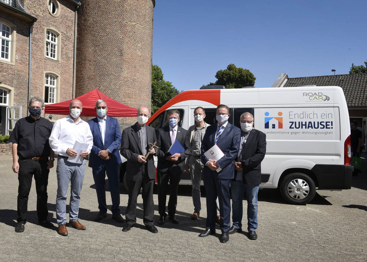 Feierten gemeinsam die Einweihung der Fachberatungs- und Kontaktstelle für wohnungslose Männer: (von links) Pfarrer Dr. Meik Schirpenbach, Klaus Krützen (Bürgermeister Grevenbroich), Hans W. Reisdorf (Vorstandsvorsitzender Caritas Rhein-Kreis Neuss), Kreisdechant Monsignore Guido Assmann, Landrat Hans-Jürgen Petrauschke, Andreas Sellner (Diözesan-Caritasverband Köln), Marc Inderfurth (Vorstand Caritas Rhein-Kreis Neuss) und Jürgen Maukel (Leitung FaKt/Wohnungslosenhilfe). Feierten gemeinsam die Einweihung der Fachberatungs- und Kontaktstelle für wohnungslose Männer: (von links) Pfarrer Dr. Meik Schirpenbach, Klaus Krützen (Bürgermeister Grevenbroich), Hans W. Reisdorf (Vorstandsvorsitzender Caritas Rhein-Kreis Neuss), Kreisdechant Monsignore Guido Assmann, Landrat Hans-Jürgen Petrauschke, Andreas Sellner (Diözesan-Caritasverband Köln), Marc Inderfurth (Vorstand Caritas Rhein-Kreis Neuss) und Jürgen Maukel (Leitung FaKt/Wohnungslosenhilfe).