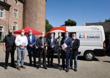 Feierten gemeinsam die Einweihung der Fachberatungs- und Kontaktstelle für wohnungslose Männer: (von links) Pfarrer Dr. Meik Schirpenbach, Klaus Krützen (Bürgermeister Grevenbroich), Hans W. Reisdorf (Vorstandsvorsitzender Caritas Rhein-Kreis Neuss), Kreisdechant Monsignore Guido Assmann, Landrat Hans-Jürgen Petrauschke, Andreas Sellner (Diözesan-Caritasverband Köln), Marc Inderfurth (Vorstand Caritas Rhein-Kreis Neuss) und Jürgen Maukel (Leitung FaKt/Wohnungslosenhilfe). � Peter Wirtz/Abdruck honorarfrei Feierten gemeinsam die Einweihung der Fachberatungs- und Kontaktstelle für wohnungslose Männer: (von links) Pfarrer Dr. Meik Schirpenbach, Klaus Krützen (Bürgermeister Grevenbroich), Hans W. Reisdorf (Vorstandsvorsitzender Caritas Rhein-Kreis Neuss), Kreisdechant Monsignore Guido Assmann, Landrat Hans-Jürgen Petrauschke, Andreas Sellner (Diözesan-Caritasverband Köln), Marc Inderfurth (Vorstand Caritas Rhein-Kreis Neuss) und Jürgen Maukel (Leitung FaKt/Wohnungslosenhilfe). � Peter Wirtz/Abdruck honorarfrei