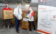 Die Caritas im Rhein-Kreis Neuss freut sich über die riesige Spende von rund 100.000 Mund-Nase-Schutz-Masken (von links): Mitarbeiter Markus Vatter, Marc Inderfurth, Vorstand, und Anke Kuthe, Leiterin Abteilung Stationäre Pflege. � Peter Wirtz/Abdruck honorarfrei Die Caritas im Rhein-Kreis Neuss freut sich über die riesige Spende von rund 100.000 Mund-Nase-Schutz-Masken (von links): Mitarbeiter Markus Vatter, Marc Inderfurth, Vorstand, und Anke Kuthe, Leiterin Abteilung Stationäre Pflege. � Peter Wirtz/Abdruck honorarfrei