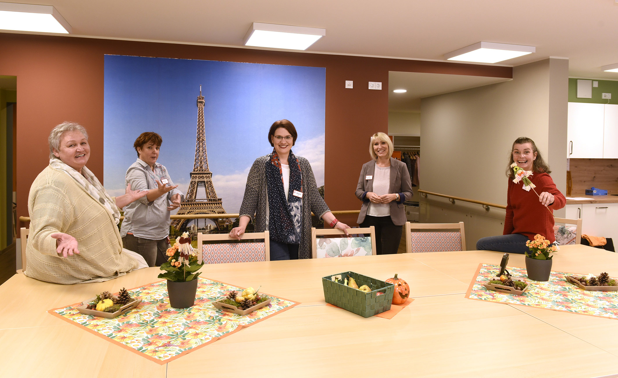 Teammitglieder der neuen Caritas-Tagespflege „Alte Feuerwehr“ in Kaarst-Büttgen (v.l.): Sonja Zakrzewski, Katja Linden, Angela Hüsen, Irina Scheifele (Leitung) und Angela Fassbender. Foto: Peter Wirtz/Abdruck honorarfrei Teammitglieder der neuen Caritas-Tagespflege „Alte Feuerwehr“ in Kaarst-Büttgen (v.l.): Sonja Zakrzewski, Katja Linden, Angela Hüsen, Irina Scheifele (Leitung) und Angela Fassbender. Foto: Peter Wirtz/Abdruck honorarfrei