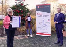 Doppelt ausgezeichnet: Der Caritasverband Rhein-Kreis Neuss gehört zu den besten Ausbildungsbetrieben und Sara Jüsten (Mitte) zu den besten Auszubildenden bei der IHK Mittlerer Niederrhein. Mit Jüsten freuen sich Ausbilderin Beate Katschke und Caritas-Vorstand Marc Inderfurth. � Caritasverband Rhein-Kreis-Neuss Doppelt ausgezeichnet: Der Caritasverband Rhein-Kreis Neuss gehört zu den besten Ausbildungsbetrieben und Sara Jüsten (Mitte) zu den besten Auszubildenden bei der IHK Mittlerer Niederrhein. Mit Jüsten freuen sich Ausbilderin Beate Katschke und Caritas-Vorstand Marc Inderfurth. � Caritasverband Rhein-Kreis-Neuss