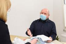 Im Gespräch mit einer Klientin: Hans-Joachim Kremmers von der Schuldnerberatung der Caritas im Rhein-Kreis Neuss. � Peter Wirtz Im Gespräch mit einer Klientin: Hans-Joachim Kremmers von der Schuldnerberatung der Caritas im Rhein-Kreis Neuss. � Peter Wirtz