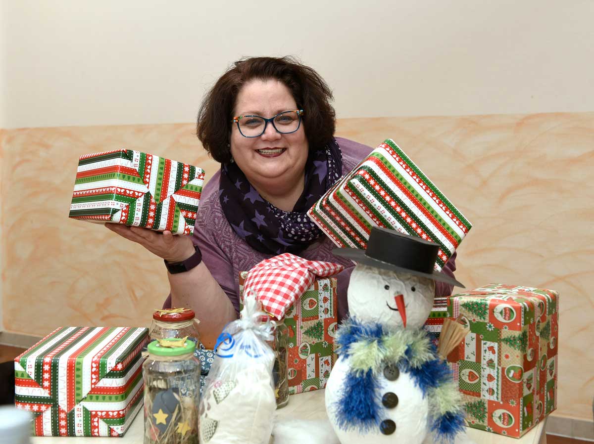 Kirsten Seyfert, Einrichtungsleiterin des Caritashauses St. Elisabeth, mit einigen Geschenken, die die Bewohner und das Team des Hauses von Einwohnern aus Rommerskirchen erhielten. Kirsten Seyfert, Einrichtungsleiterin des Caritashauses St. Elisabeth, mit einigen Geschenken, die die Bewohner und das Team des Hauses von Einwohnern aus Rommerskirchen erhielten.