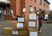 Kirsten Seyfert, Einrichtungsleiterin des Caritashauses St. Elisabeth, mit einigen Geschenken, die die Bewohner und das Team des Hauses von Einwohnern aus Rommerskirchen erhielten. � Peter Wirtz/Abdruck honorarfrei Kirsten Seyfert, Einrichtungsleiterin des Caritashauses St. Elisabeth, mit einigen Geschenken, die die Bewohner und das Team des Hauses von Einwohnern aus Rommerskirchen erhielten. � Peter Wirtz/Abdruck honorarfrei