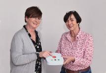 Organisieren bei der Caritas im Rhein-Kreis Neuss das Angebot Hausnotruf: Leiterin Birgid Geyr (rechts) und Mitarbeiterin Sabine Holz. � Peter Wirtz Organisieren bei der Caritas im Rhein-Kreis Neuss das Angebot Hausnotruf: Leiterin Birgid Geyr (rechts) und Mitarbeiterin Sabine Holz. � Peter Wirtz