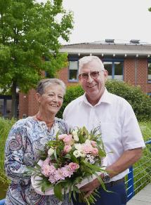 Farewell mit Blumenstrauß vom Vorstand: Anke Kuthe, Fachbereichsleiterin Stationäre Pflege bei der Caritas im Rhein-Kreis-Neuss, ist vom Vorstandsvorsitzenden Hans W. Reisdorf in den Ruhestand verabschiedet worden. Foto: Peter Wirtz / Abdruck honorarfrei � Peter Wirtz Farewell mit Blumenstrauß vom Vorstand: Anke Kuthe, Fachbereichsleiterin Stationäre Pflege bei der Caritas im Rhein-Kreis-Neuss, ist vom Vorstandsvorsitzenden Hans W. Reisdorf in den Ruhestand verabschiedet worden. Foto: Peter Wirtz / Abdruck honorarfrei � Peter Wirtz