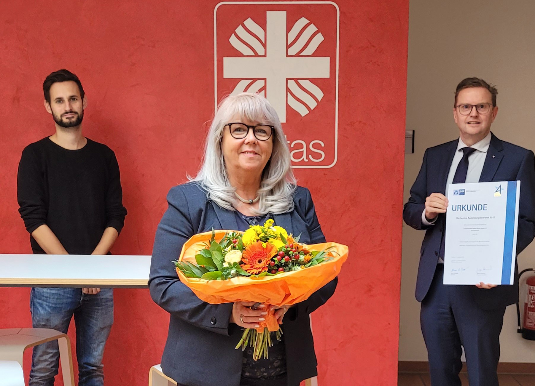 Freude über die Auszeichnung Bester Ausbildungsbetrieb der IHK Niederrhein: Vorstand Marc Inderfurth (r.), gratulierte Beate Katschke, Ausbilderin für die Ausbildung Kaufleute für Büromanagement, zur erneuten Prämierung. Mit auf dem Foto ist Rene Cyris, der im Januar seine Ausbildung abgeschlossen hat und als bester Auszubildender ausgezeichnet wurde. Freude über die Auszeichnung Bester Ausbildungsbetrieb der IHK Niederrhein: Vorstand Marc Inderfurth (r.), gratulierte Beate Katschke, Ausbilderin für die Ausbildung Kaufleute für Büromanagement, zur erneuten Prämierung. Mit auf dem Foto ist Rene Cyris, der im Januar seine Ausbildung abgeschlossen hat und als bester Auszubildender ausgezeichnet wurde.