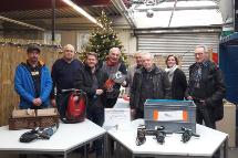 Ehrenamtler des Repair-Café in Dormagen geben reparierte Werkzeuge und Maschinen an die Projektgruppe „You’ll nev Ahr walk alone“ zurück. Von links: Werner Lützenrath, Hans Ritterbach, Martin Voigt (Projektgruppe), Bernhard Kurzaj, Heinz Schneider (Caritas), Helmut Sieckmann, Ursula Berstermann (Internationaler Bund) und Rolf Keller. � Caritasverband Rhein-Kreis Neuss e. V. Ehrenamtler des Repair-Café in Dormagen geben reparierte Werkzeuge und Maschinen an die Projektgruppe „You’ll nev Ahr walk alone“ zurück. Von links: Werner Lützenrath, Hans Ritterbach, Martin Voigt (Projektgruppe), Bernhard Kurzaj, Heinz Schneider (Caritas), Helmut Sieckmann, Ursula Berstermann (Internationaler Bund) und Rolf Keller. � Caritasverband Rhein-Kreis Neuss e. V.