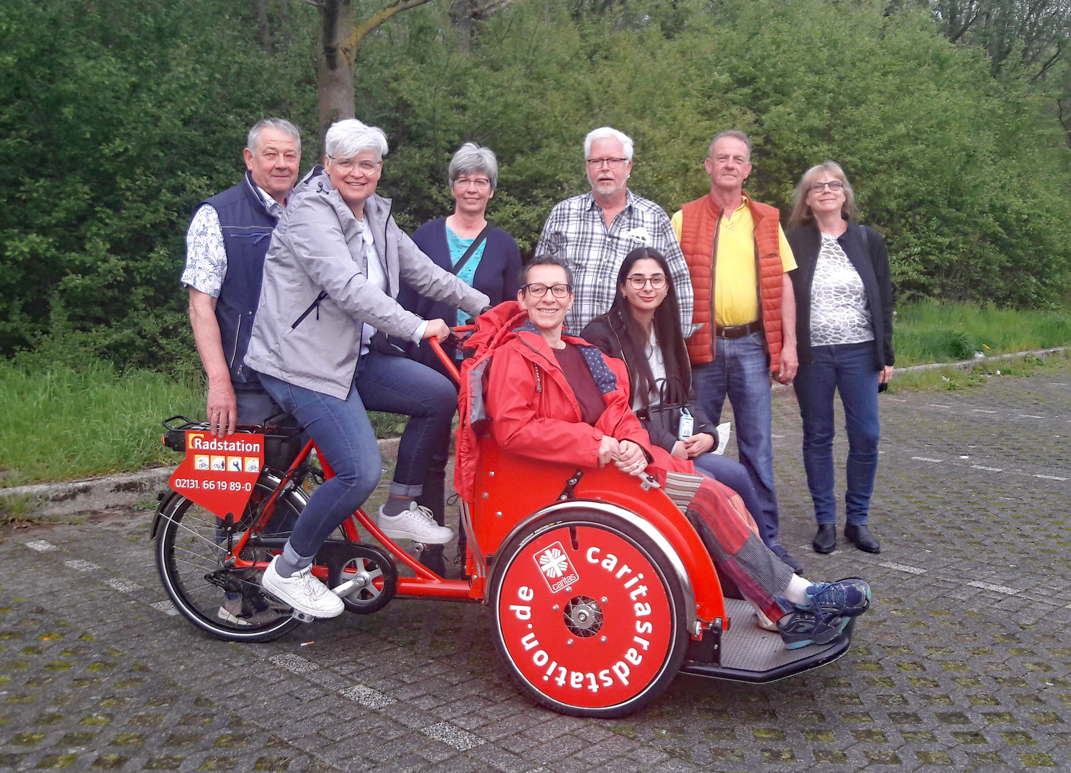 Heinz Schneider (1. von links, Caritas Mehrgenerationenhaus) und Barbara Funda (3. von links, Diakonie) mit dem Team des Fahrrad-Rikscha-Projektes in Dormagen.