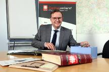Ruft die Menschen im Rhein-Kreis zum gemeinsamen Erinnern an 100 Jahre Caritas im Rhein-Kreis Neuss auf: Vorstandsvorsitzender Marc Inderfurth mit historischen Fotos und Materialien. � Alois Müller Ruft die Menschen im Rhein-Kreis zum gemeinsamen Erinnern an 100 Jahre Caritas im Rhein-Kreis Neuss auf: Vorstandsvorsitzender Marc Inderfurth mit historischen Fotos und Materialien. � Alois Müller