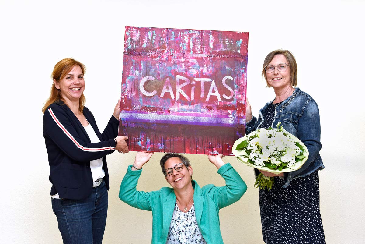Verabschiedet: Ingrid Köppinger (rechts) geht nach 40 Jahren Dienst bei der Caritas-Pflegestation Dormagen in den Ruhestand. Ihre Nachfolgerin ist Sabine Jüsten (links). Ebenfalls im Bild: die neue Stellvertreterin Andrea Pelzer. (Das Foto ist entstanden, bevor die Abstandsregelungen eingeführt wurden.) Verabschiedet: Ingrid Köppinger (rechts) geht nach 40 Jahren Dienst bei der Caritas-Pflegestation Dormagen in den Ruhestand. Ihre Nachfolgerin ist Sabine Jüsten (links). Ebenfalls im Bild: die neue Stellvertreterin Andrea Pelzer. (Das Foto ist entstanden, bevor die Abstandsregelungen eingeführt wurden.)
