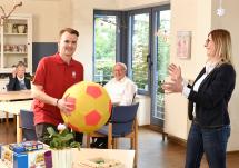 Marlon Kreutz, FSJler in der Tagespflege „Alte Weberei“ in Grevenbroich, und seine Vorgesetzte, Leiterin Adriana Wrobel, mit Gästen der Tagespflege. � Peter Wirtz Marlon Kreutz, FSJler in der Tagespflege „Alte Weberei“ in Grevenbroich, und seine Vorgesetzte, Leiterin Adriana Wrobel, mit Gästen der Tagespflege. � Peter Wirtz