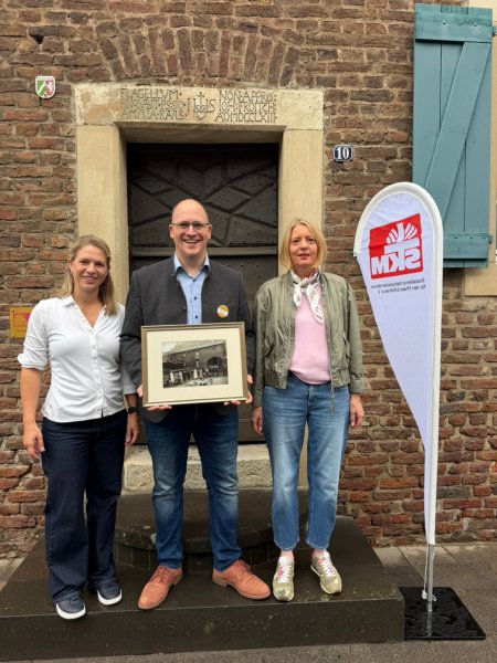 v.l. CDU-Stadtverordnete für Gymnich Lisa-Maria Heerz, SKM-Vorstandsvorsitzender Torsten Heerz, CDU-Kreistagsabgeordnete Carola Hartmann vor dem Eingang des Kämischhofes